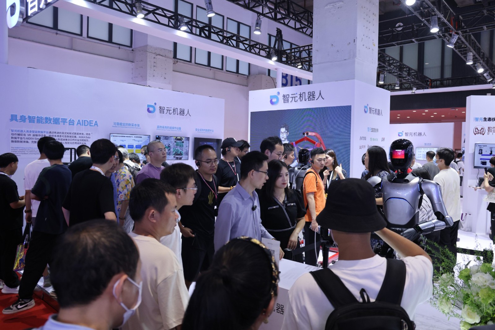 YABO鸭脖机器人亮相世界机器人大会WRC